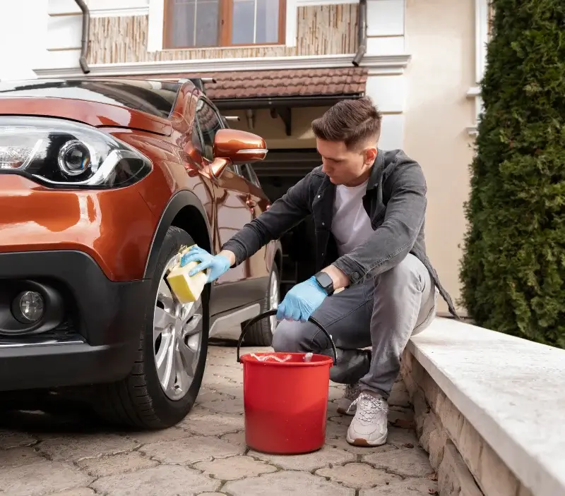 Lavage auto à domicile Saint-Étienne-le-Molard : professionnel intervenant sur un véhicule